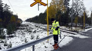 Jarmo Koistinen berättar att han har sett papper på att korsningen i Skogby har haft samma dragning och vinkel sedan år 1875. Men hur farlig korsningen har klassats har varierat från år till år. En anställd vid Olycksutredningscentralen undersöker platsen för storolyckan vid en plankorsning i Raseborg.