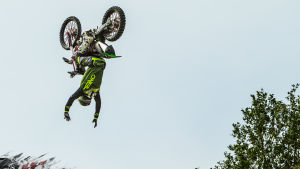Bara 20 förare i världen kan göra en framåtvolt. Sebastian Westberg gör en volt med sin motorcykel