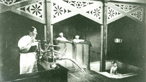 Här ser man duschen i badhuset. En gammal svart vit bild som visar duschen i badhuset i Hangö för över 100 år sedan.
