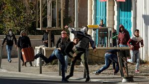 Stenkastande ungdomar i närheten av en israelisk vägspärr i Betlehem på lördagen. Stenkastande ungdomar i närheten av en israelisk vägspärr i Betlehem på lördagen.