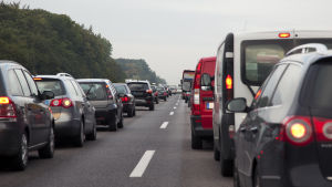 I stället för att alla kör ensamma i sin bil hoppas både Ingå och Bromarv att invånarna ska samåka mera. Båda orterna har en facebookgrupp för samåkning. Trafikstockning på tysk motorväg.