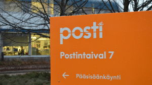 postens huvudkontor i Ilmala, orange skylt som visar vägen till huvudingången