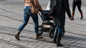 Att få gå på promenad med sitt barn i vagnen är inte alla förunnat. Kaksi tuntematonta naista lastenvaunujen kanssa.
