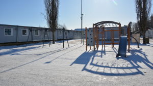 I S:t Karins svenska skola är vardagen just nu utmanade då all undervisning sker i baracker. Lärarna är mera ensamma i sina utrymmen och ljudnivån är många gånger väldigt hög. Det tär också på alla vuxnas ork i skolan. baracker och en klätterställning i vintervädret vid s:t karins svenska skola
