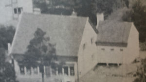 Ett stort gammalt foto i butikens vindfång visar hur bybutiken såg ut för länge sedan. Gammal bild på hur bybutiken såg ut tidigare i Valkom