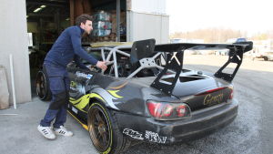 Dennis Häggblom rullar den specialbyggda tävlingsbilen ur verkstaden. Dennis Häggblom rullar ut den specialbyggda tävlingsbilen ur verkstaden.