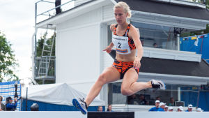 Camilla Richardsson är tillbaka där förra säsongen förstördes. Camilla Richardsson löper hinder i FM 2017.