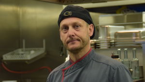 Ulf Wadenström har 30 års erfarenhet av restaurangbranschen. En krögare i köket.