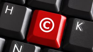 Upphovsrättsfrågor engagerar. EU-parlamentarikernas e-postlådor har fyllts av meddelanden inför de avgörande omröstningarna. Närbild av ett tangentbord där en bokstav är utbytt till c-cymbolen som betyder Copyright.