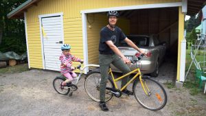 Johnny Kronqvist och hans dotter Elli brukar cykla tandem tillsammans. Johnny Kronqvist och dottern Elli cyklar ofta tandem i Lojo.