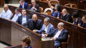 Parlamentariker från den palestinska koalitionen i Knesset före omröstningen. Israelisk-arabiska parlamentsledamoten Ahmed Tibi 19.07.2018