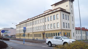 Polisstationen finns i Ekenäs. Ett stort gult hus i Ekenäs som är Raseborgs polisstation.