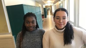 Gloria Kakembo och Oumaima Boukhnouz går båda i nian och de trivs bra i Rinkebyskolan. Det är Rinkeby som har dåligt rykte, och det påverkar också Rinkebyskolan, anser de. Eleverna Gloria Kakembo och Oumaima Boukhnouz i en skolkorridor.