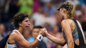 Carla Suarez Navarro (t.v.) slog ut Maria Sjarapova på sin födelsedag. Carla Suarez Navarro och Marija Sjarapova.