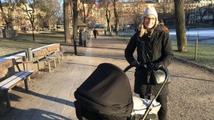 Idag ifrågasätter man normen kring att man ska ha barn, säger Maria Kjell-Andrén. Maria Kjell-Andrén utomhus med en barnvagn.
