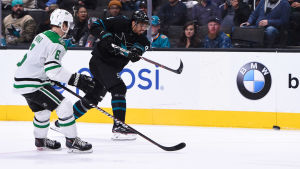Julius Honka ser Evander Kane skjuta. Julius Honka ser Evander Kane skjuta.