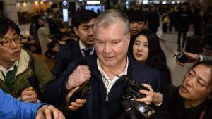 USA:s Nordkoreasändebud Stephen Biegun omgavs av journalister när han landade på Incheons internationella flygplats i Sydkorea på söndagen. USA:s Nordkoreasändebud Stephen Biegun omgavs av journalister när han landade på Incheons internationella flygplats i Sydkorea på söndagen.