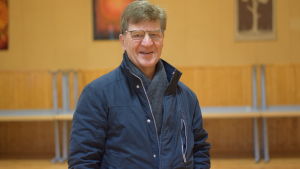 Ralf Toivari hoppas att flera skulle vilja hyra in sig i Hangö Brankis. En glasögonprydd man står inne i en tom sal i ett föreningshus.