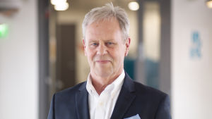 Göran Djupsund, professor emeritus i statskunskap, tycker partiskiftet är uppseendeväckande. Porträtt av Göran Djupsund där han tittar in i kameran.