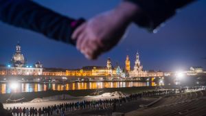 Invånarna i Dresden håller en minnesstund och tänker på de allierades bombardemang 1945 då staden förstördes. Invånarna i Dresden håller en minnesstund för förödelsen 1945 då staden förstördes av bombningar.