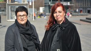Francesca Cucinotta och Marja-Riitta Vest. Två kvinnor står på ett torg och tittar in i kameran.