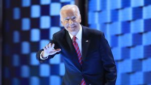 Det gäller att hålla sig ungdomlig. Biden är 76 år. Joe Biden i rutmönstermiljö på demokratkonventet 2016