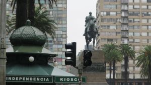 Trafikljusen fungerade inte heller på Självständighetsskvären i Uruguays huvudstad Montevideo på söndagen. Trafikljusen fungerade inte på Självständighetsskvären i Uruguays huvudstad Montebvideo på söndagen.