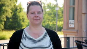 Jessica Silfver pendlar till jobbet i Helsingfors. Porträttbild av en kvinna.