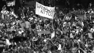 Ruisrock 1977, artikelförfattarens första festivalbesök. Publiken tackar Wigwam, som gjorde sin (första) avskedsspelning på Ruisrock. Ruisrockpublik 1977.