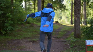 Frisbeegolfaren Ari Dufvelin i färd med att kasta sin frisbee på Karjaan Korillas bana i Karis. Frisbeegolfaren Ari Dufvelin i färd med att kasta sin frisbee på Karjaan Korillas bana i Karis.