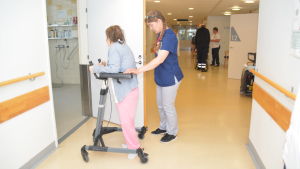 Det är hela tiden någon som behöver hjälp på bäddavdelningen. Personalen får pussla med tiden för att hinna med alla. Heidi Sundman hjälper en patient på Hangö bäddavdelning.