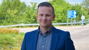 Kriminalkommissarie Mats Sjöholm varnar speciellt för hjortkrockar på sommaren. Kriminalkommissarie Mats Sjöholm vid polisinrättningen i Västra Nyland.