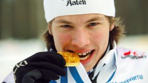 Martti Jylhä vann VM-guld som junior i U20-VM i Italien. Martti Jylhä med VM-guldet.