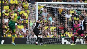 Pukki knorrar in matchens första mål, en riktig pärla. Teemu Pukki skjuter in bollen.