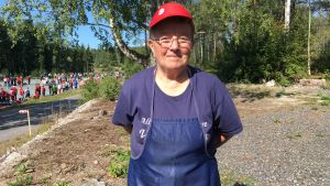 Runa Heino tycker det är bra att Västanfjärd får uppmärksamhet. Runa Heino står och ser in i kameran, iklädd blått förkläde.