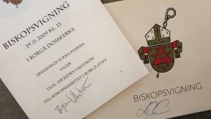 Handprogram från både Björn Vikströms och Bo-Göran Åstrands biskopsvigningar. Handprogram från biskopsvigningar i Borgå stift.