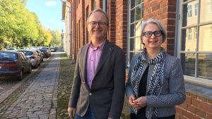 Matti Laine och Pirkko Rautakoski har samarbetat kring det nya språktestet. Matti Laine och Pirkko Rautakoski står på gatan utanför Arken.