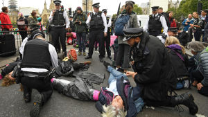 Det gick huvudsakligen fredligt till, men polisen fick använda musklerna för att få bort demonstranter som blockerade gatorna i London. Polisen i London och klimataktivister.