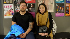 Romeo och Iina Kela förväntar sig bra uppträdanden av de tävlande. Ungt par sitter på en bänk i väntan på ett evenemang.