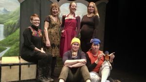Uppifrån vänster: Anki Hellberg-Sågfors, Ylva Edlund, Stina Liman, Silva Belghiti, Sofia Molin och Sofia Törnqvist. Hela ensemblen med producent och regissör på scenen.