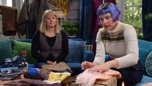 Elin Skagersten-Ström och Leili Mänder tittar på lagningar som Leili gjort på ett par underbyxor. TV-programmet Strömsös programledare Elin Skagersten-Ström tillsammans med textilexperten Leili Mänder som sprider kundkap om textilvård, lagning och driver instagramkontot @lagningsaktivisterna.