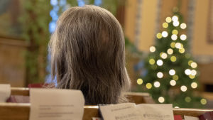 Julfirandet i Vasa fängelse är riktigt trevligt, säger Henkka. Man fotad bakifrån i kyrkbänk.