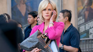 Redo för krig. Nicole Kidman spelar kvinnan som vågade utmana makten. Gretchen Carlson (Nicole Kidman) talar i mobilen ute på gatan.