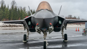Lockheed Martin F-35 A Lightning II. F-35 Lightning II-hävittäjä Satakunnan lennoston kentällä Pirkkalassa.