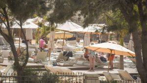 En del av gästerna på det drabbade hotellet på Teneriffa vågade sig ut till hotellbassängen också på tisdagen. En del av gästerna på det drabbade hotellet på Teneriffa vågade sig ut till hotellbassängen också på tisdagen.