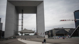 Affärskvarteren i stadsdelen La Défense ligger öde då coronabegränsningarna är i kraft. Stadsdelen La Défense i Paris ligger öde då coronaepidemin orsakar oro och begränsningar.