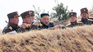 Nordkoreanska medier har under de senaste veckorna visat bilder av hur Kim Jong-Un har omgärdats av höga officerare utan ansiktsmasker. Det anses bevisa att den högsta ledningen har testats för coronaviruset. Nordkoreanska medier har under den här månaden visat bilder av hur Kim Jong-Un har omgärdats av höga officerare utan ansiktsmasker. Det anses bevisa att den högsta ledningen i landet har testats för coronaviruset.