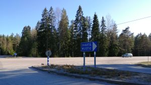 Korsningen mellan riksväg 25 och Lindersvägen i Svartå behöver belysning, anser Raseborgs stad. Riksväg 25 genom Ingå och Svartå.