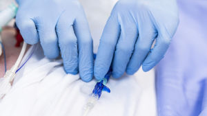 Sjukskötarna på Raseborgs sjukhus har haft en tuff början på år 2020 med alla förändringar. En sjukskötare fäster en kanyl på patient.