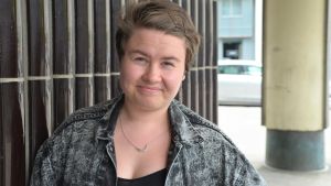 Vårdpersonalen är anställd för att vårda, inte simultantolka till ett annat språk, säger Bicca Olin. Bicca Olin står framför en vägg.